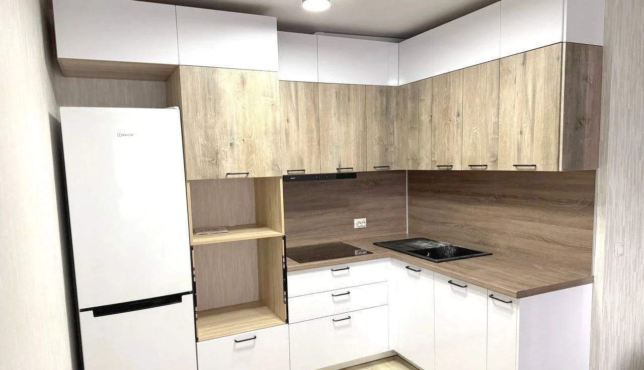 Прямая кухня на заказ с пеналами и встроенной техникой